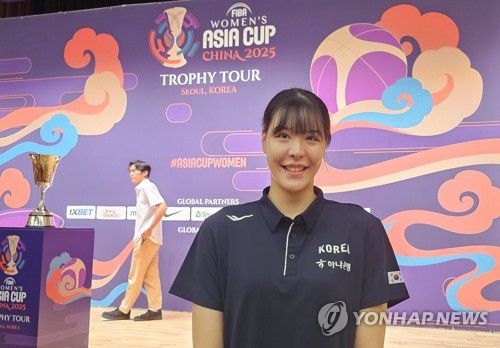 포즈 취하는 여자농구 대표팀 박지수(진천=연합뉴스) 설하은 기자 = 한국 여자농구 대표팀 박지수가 12일 충북 진천 국가대표선수촌에서 열린 2025 국제농구연맹(FIBA) 여자 아시아컵 미디어데이가 끝난 뒤 포즈를 취하고 있다. 2025.6.12 soruha@yna.co.kr