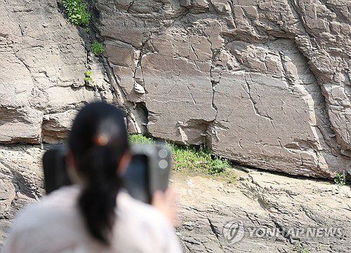 세계유산에 등재된 반구대 암각화(울산=연합뉴스) 김용태 기자 = 12일(현지시간) 유네스코 세계유산에 등재된 울산 '반구천의 암각화' 중 '울주 대곡리 반구대 암각화'의 지난 3일 모습. 2025.7.6 yongtae@yna.co.kr