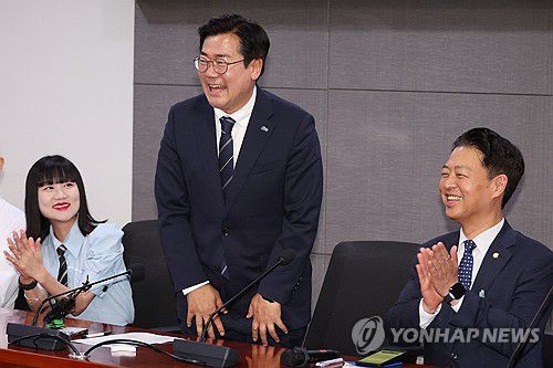 청년 당원들에게 인사하는 박찬대 의원(서울=연합뉴스) 김주성 기자 = 더불어민주당 당대표 후보인 박찬대 의원이 11일 서울 여의도 국회 의원회관에서 열린 서울·경기·인천의 청년 당원들과의 간담회에서 인사하고 있다. 2025.7.11 utzza@yna.co.kr