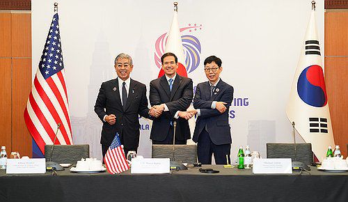 말레이서 악수하는 한미일 외교장관(서울=연합뉴스) 박윤주 외교부 제1차관(오른쪽)이 11일 말레이시아 쿠알라룸푸르에서 열린 한미일 외교장관 회의에 앞서 마코 루비오 미국 국무장관(가운데), 이와야 다케시 일본 외무상과 기념 촬영하고 있다. 2025.7.11 [외교부 제공. 재판매 및 DB 금지] photo@yna.co.kr