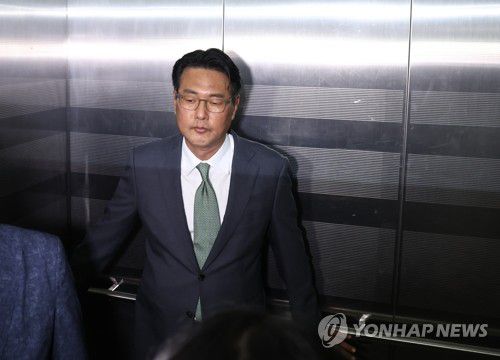 순직해병 특검 사무실 향하는 김태효(서울=연합뉴스) 윤동진 기자 = 윤석열 정부 외교라인 핵심 인사인 김태효 전 국가안보실 1차장이 11일 피의자 신분으로 조사를 받기 위해 서울 서초구 순직해병 특검팀 사무실로 향하며 승강기를 타고 있다. 2025.7.11 mon@yna.co.kr