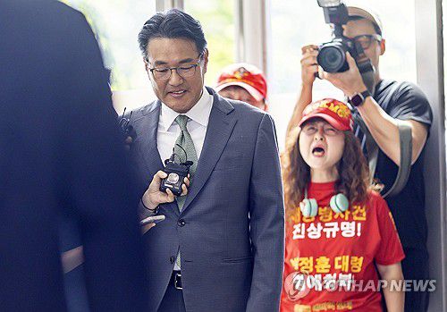 김태효 전 1차장, 순직해병 특검팀 출석(서울=연합뉴스) 윤동진 기자 = 윤석열 정부 외교라인 핵심 인사인 김태효 전 국가안보실 1차장이 11일 피의자 신분으로 조사를 받기 위해 서울 서초구 순직해병 특검팀 사무실로 들어서고 있다. 2025.7.11 mon@yna.co.kr