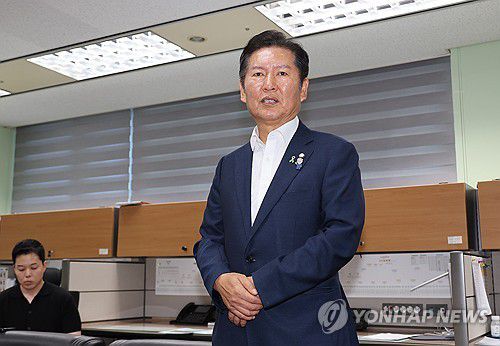 기자간담회하는 정청래(전주=연합뉴스) 임채두 기자 = 더불어민주당 당 대표 후보인 정청래 의원이 11일 전북특별자치도의회 기자간담회에서 발언하고 있다. 2025.7.11 doo@yna.co.kr