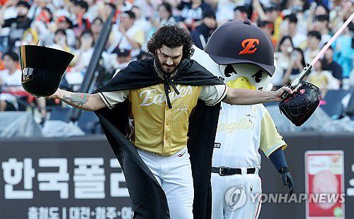 마운드에 오르는 다스 베이더(대전=연합뉴스) 김준범 기자 = 12일 대전 한화생명 볼파크에서 열린 2025 신한 SOL뱅크 KBO 올스타전. 나눔 선발 폰세가 다스 베이더 분장을 한 상태로 마운드에 오르고 있다. 2025.7.12 psykims@yna.co.kr
