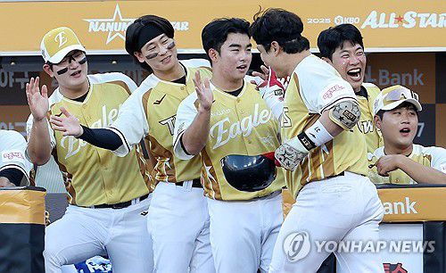 기분 좋은 올스타전(대전=연합뉴스) 김준범 기자 = 12일 대전 한화생명 볼파크에서 열린 2025 신한 SOL뱅크 KBO 올스타전. 1회말 2사 2루 때 나눔 올스타 박동원이 2점 홈런을 친 뒤 동료들의 축하를 받고 있다. 2025.7.12 psykims@yna.co.kr