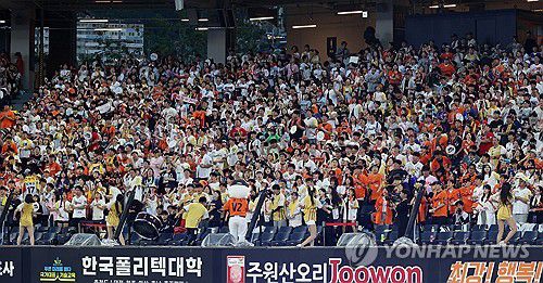 함께 즐기는 축제(대전=연합뉴스) 김준범 기자 = 12일 대전 한화생명 볼파크에서 열린 2025 신한 SOL뱅크 KBO 올스타전. 관중들이 함께 노래를 부르며 축제를 즐기고 있다. 2025.7.12 psykims@yna.co.kr