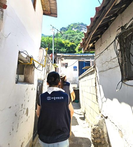 재난 키트 나눔 대상자 찾아가는 연탄은행 직원들[촬영 정윤주]