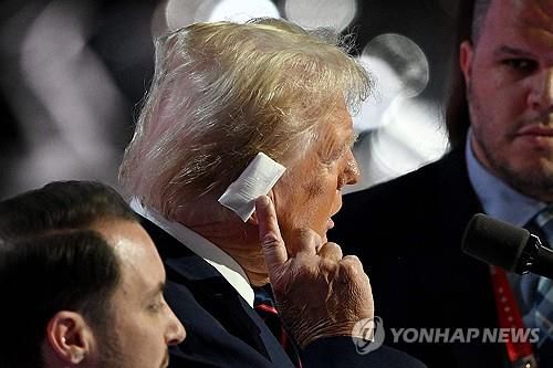 총맞은 귀에 거즈 붙인채 전대 참석한 트럼프[AFP 연합뉴스 자료사진 재판매 및 DB 금지]