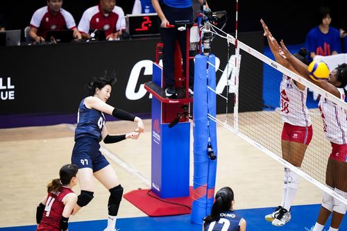 한국 여자배구 대표팀 강소휘(왼쪽 위)의 공격 장면[FIVB 홈피 캡처. 재판매 및 DB 금지]