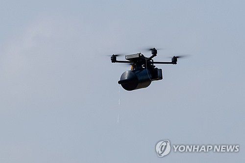 우크라이나에서 실험비행 중인 '광섬유 드론'[AFP=연합뉴스 자료사진. 재판매 및 DB 금지]