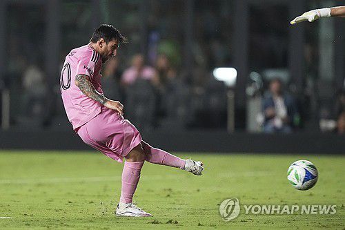 메시의 프리킥 득점 장면.[AP=연합뉴스]