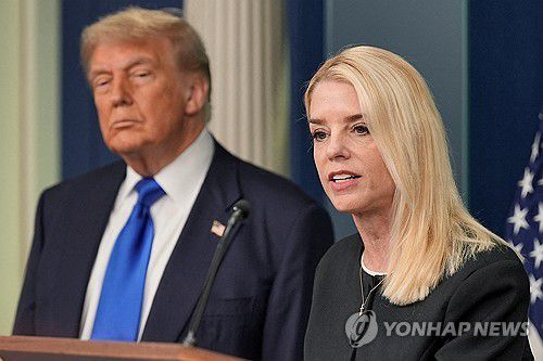 트럼프 대통령과 팸 본디 법무장관[로이터=연합뉴스 자료사진]