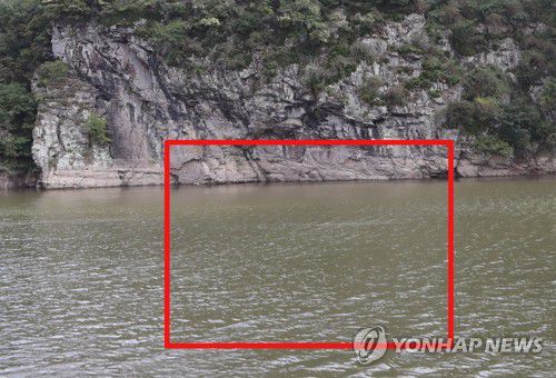 물에 잠긴 국보 '반구대 암각화' 지난 2020년 9월 26일 울산시 울주군 언양읍 대곡천 국보 285호 반구대 암각화가 물에 잠긴 모습. 빨간색 사각형 안이 암각화가 있는 지점이다. [연합뉴스 자료사진]