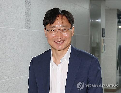국세청장 후보자로 지명된 더불어민주당 임광현 의원(서울=연합뉴스) 박동주 기자 = 국세청장 후보자로 지명된 더불어민주당 임광현 의원이 26일 서울 여의도 국회 의원회관 사무실을 나서고 있다. 2025.6.26 pdj6635@yna.co.kr