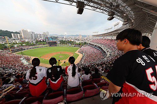 프로야구 전반기 최초 700만 관중 달성(광주=연합뉴스) 조남수 기자 = 2일 광주 기아챔피언스필드에서 열린 프로야구 SSG 랜더스와 KIA 타이거즈의 경기. 무더위에도 불구하고 관중석을 메운 야구팬들이 응원전을 펼치고 있다. 이날 5개 구장에 7만 6천723명의 관중이 입장해 역대 최초 전반기 및 역대 최소경기 700만 관중을 달성했다. 2025.7.2 iso64@yna.co.kr