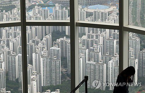 강남3구, 서울 전체 아파트 가격의 43% 비중(서울=연합뉴스) 이진욱 기자 = 서울 강남 3구 아파트 가격이 상승세를 지속하며 서울 전체 아파트 가격에서 강남 3구 아파트가 차지하는 비중이 43%에 이른 것으로 나타났다.     3일 부동산 빅데이터 전문업체 부동산R114가 서울 아파트 매매시가총액을 구별로 산출한 결과, 지난달 25일 기준 강남 3구(강남·서초·송파구) 아파트 시가 총액은 744조7천264억원으로 전체 서울 아파트 시총(1천732조4천993억원)의 43.0%를 차지했다. 사진은 이날 서울 강남·서초·송파구 아파트 모습.     2025.7.3 cityboy@yna.co.kr