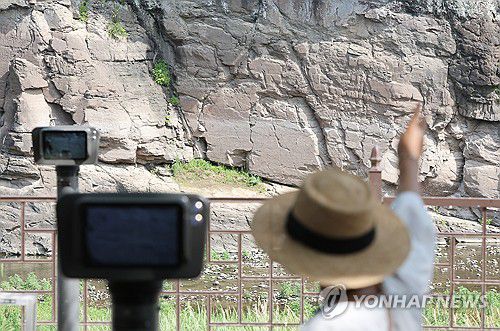 반구대 암각화 설명하는 해설사[연합뉴스 자료사진]