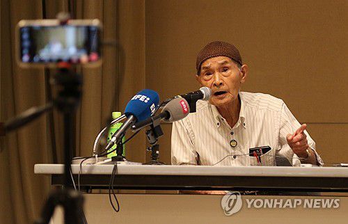 히로시마 피폭자 "핵무기 절대 써서는 안돼"(히로시마=연합뉴스) 박상현 특파원 = 1945년 일본 히로시마에 원자폭탄이 투하됐을 당시 6살 어린이였던 가지야 후미아키 씨가 8일 히로시마 평화기념자료관에서 피폭 경험담을 이야기하며 핵무기 사용에 반대한다고 말하고 있다.