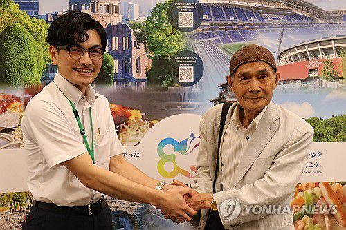 히로시마 피폭자와 경험 전승자(히로시마=연합뉴스) 박상현 특파원 = 1945년 일본 히로시마에 원자폭탄이 투하됐을 당시 6살 어린이였던 가지야 후미아키 씨(오른쪽)와 그의 피폭 경험을 전승하는 오키모토 하루키 씨가 8일 히로시마 평화기념자료관에서 만나 악수하고 있다.