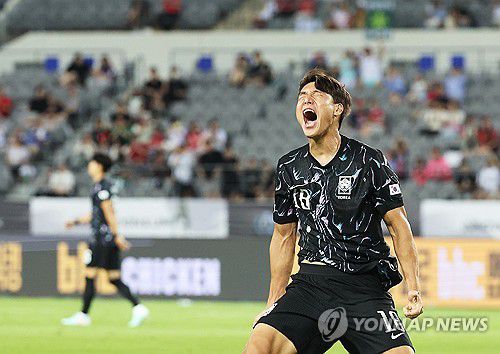 이호재 '내가 주인공'(용인=연합뉴스) 홍기원 기자 = 11일 경기도 용인미르스타디움에서 열린 2025년 동아시아축구연맹(EAFF) E-1 챔피언십(동아시안컵) 남자부 2차전 한국과 홍콩의 경기. 골을 넣은 한국 이호재가 기뻐하고 있다. 2025.7.11 xanadu@yna.co.kr