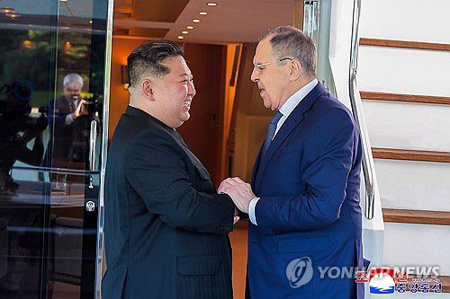 김정은, 러 외무장관 라브로프 접견(평양 조선중앙통신=연합뉴스) 북한 김정은 국무위원장이 12일 세르게이 라브로프 러시아 외무장관을 접견했다고 조선중앙통신이 13일 보도했다. 2025.7.13      [국내에서만 사용가능. 재배포 금지. For Use Only in the Republic of Korea. No Redistribution] nkphoto@yna.co.kr