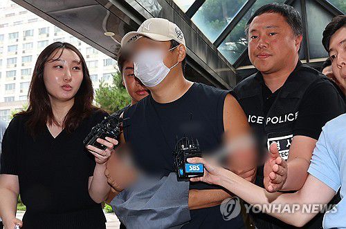 부모·형 살해한 30대 구속심사 출석(부천=연합뉴스) 임순석 기자 = 지난 10일 경기 김포시 한 단독주택에서 60∼70대 부모와 30대 형 등 일가족 3명을 흉기로 살해한 혐의를 받는 30대 A씨가 13일 부천시 원미구 인천지방법원 부천지원에서 열린 구속 전 피의자 심문(영장실질심사)에 출석하고 있다. 2025.7.13 soonseok02@yna.co.kr