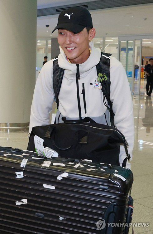 밝은 표정으로 귀국하는 우상혁(영종도=연합뉴스) 신현우 기자 = 모나코에서 열린 2025 세계육상연맹 다이아몬드리그 남자 높이뛰기에서 우승하며 2025시즌 국제대회 7연승을 이어간 우상혁이 13일 인천국제공항 제2여객터미널을 통해 귀국하고 있다.     우상혁은 올 시즌 개인 최고이자, 세계 공동 1위 기록인 2ｍ34를 넘으며 도쿄 세계선수권 출전권도 확보했다. 2025.7.13 nowwego@yna.co.kr