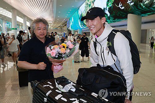 꽃다발 받는 우상혁(영종도=연합뉴스) 신현우 기자 = 모나코에서 열린 2025 세계육상연맹 다이아몬드리그 남자 높이뛰기에서 우승하며 2025시즌 국제대회 7연승을 이어간 우상혁이 13일 인천국제공항 제2여객터미널을 통해 귀국, 김정식 대한육상연맹 사무처장으로부터 꽃다발을 받고 있다.     우상혁은 올 시즌 개인 최고이자, 세계 공동 1위 기록인 2ｍ34를 넘으며 도쿄 세계선수권 출전권도 확보했다. 2025.7.13 nowwego@yna.co.kr