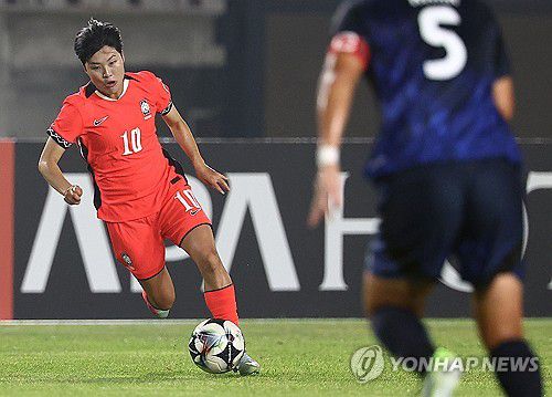 지소연 '폭풍 드리블'(화성=연합뉴스) 김성민 기자 = 13일 경기도 화성종합경기타운 주경기장에서 열린 2025년 동아시아축구연맹(EAFF) E-1 챔피언십(동아시안컵) 여자부 대한민국과 일본의 경기. 한국 지소연이 드리블하고 있다. 2025.7.13 ksm7976@yna.co.kr