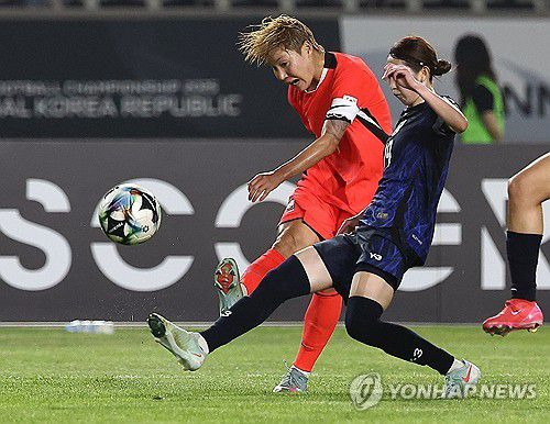 이금민 '기회다'(화성=연합뉴스) 김성민 기자 = 13일 경기도 화성종합경기타운 주경기장에서 열린 2025년 동아시아축구연맹(EAFF) E-1 챔피언십(동아시안컵) 여자부 대한민국과 일본의 경기. 한국 이금민이 슛을 시도하고 있다. 2025.7.13 ksm7976@yna.co.kr