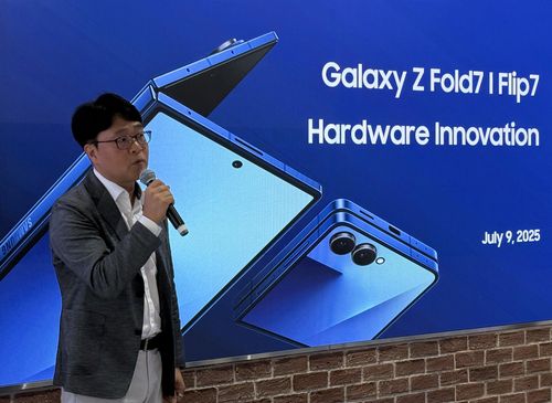 갤럭시 혁신기술 브리핑하(뉴욕=연합뉴스) 이지헌 특파원 = 삼성전자 MX사업부 강민석 상무가 지난 10일(현지시간) 미국 뉴욕의 소호 거리에 문을 연 모바일기기 신제품 체험공간 '갤럭시 익스피리언스 스페이스'에서 열린 기자간담회에서 폴드7 적용 신기술에 대해 설명하고 있다. 2025.7.14 pan@yna.co.kr