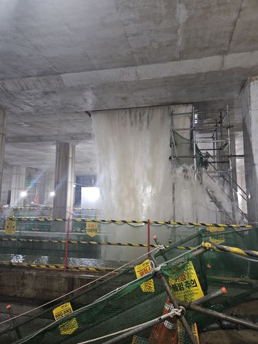 부산도시철도 사상~하단선 공사 구간에 쏟아지는 빗물[부산소방재난본부 제공. 재판매 및 DB 금지]