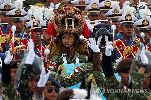 프랑스 군사 행진 참여한 인도네시아군(파리 로이터=연합뉴스) 14일(현지시간) 프랑스 혁명기념일 기념식에 주빈국으로 초청된 인도네시아군. 2025.07.14.