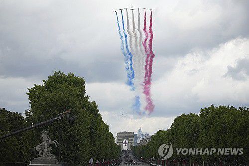 상공 가르는 프랑스 공군(파리 AP=연합뉴스) 프랑스 공군이 14일(현지시간) 혁명기념일 군사 행진의 시작을 알리고 있다. 2025.07.14.