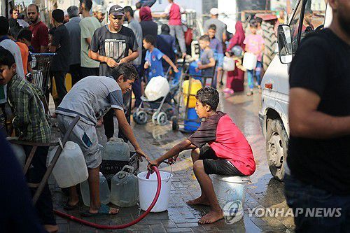가자지구 누세이라트 난민 캠프의 급수 시설[AFP=연합뉴스. 재판매 및 DB 금지]