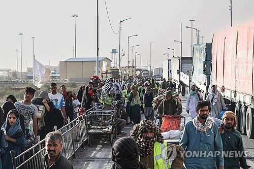 이란과 아프가니스탄간 육상검문소에 도착하는 아프간 난민들[AFP 연합뉴스 자료사진. 재판매 및 DB 금지]