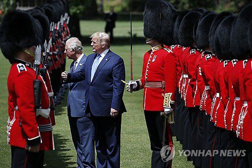 2019년 국빈 방문 당시 트럼프 대통령과 찰스 왕세자(찰스 3세)[AP 연합뉴스 자료사진 재판매 및 DB 금지]