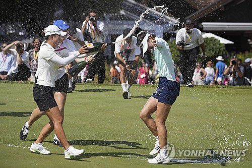 동료 선수들의 축하를 받는 그레이스 김(오른쪽)[AP=연합뉴스]