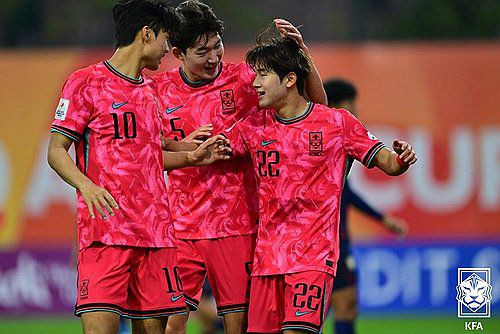태국 4-1 격파…AFC U-20 아시안컵 8강행(서울=연합뉴스) 17일 중국 선전 유스 풋볼 트레이닝 베이스 피치에서 열린 2025 AFC U-20 아시안컵 조별리그 D조 2차전 한국과 태국의 경기에서 한국 윤도영(오른쪽)이 골을 넣고 동료들과 기뻐하고 있다.      이날 한국은 4-1로 역전승을 거두며 8강 진출을 조기에 확정했다. 2025.2.17 [대한축구협회 제공. 재판매 및 DB 금지] photo@yna.co.kr