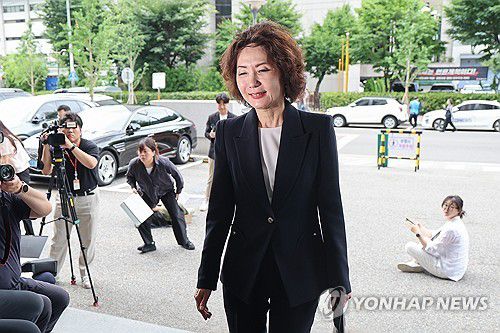 인사청문회 준비 사무실로 출근하는 이진숙 장관 후보자(서울=연합뉴스) 서대연 기자 = 이진숙 사회부총리 겸 교육부 장관 후보자가 30일 오전 서울 여의도 한국교육시설안전원에 마련된 인사청문회 준비 사무실로 출근하고 있다. 2025.6.30 dwise@yna.co.kr