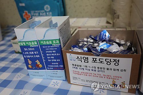 건설현장에 비치된 폭염키트7월 3일 울산 울주군 온산읍 에쓰오일 샤힌프로젝트 건설 현장 내 카페형 휴게공간에 식염 포도당과 분말형 이온음료가 비치돼 있다. 이날 울산 전역에는 폭염경보와 폭염 영향예보 '경고' 단계가 발령됐다. [연합뉴스 자료사진]