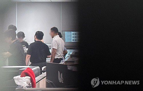 윤상현 의원실 압수수색중(서울=연합뉴스) 김주성 기자 = 윤석열 전 대통령 배우자 김건희 여사와 관련한 의혹들을 수사하는 민중기 특별검사팀이 '공천 개입' 의혹 관련자들을 상대로 전격적인 동시다발 압수수색에 나선 8일 국회의원회관 내 윤상현 의원실의 모습. 2025.7.8 utzza@yna.co.kr