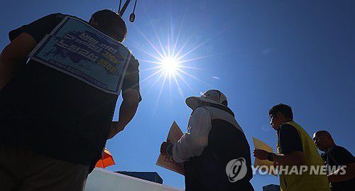 내리쬐는 뙤약볕 아래 휴식권 보장 촉구하는 노동자7월 11일 서울 종로구 정부서울청사 앞에서 정부 규제개혁위원회(규개위)의 폭염 규칙 통과 촉구 기자회견을 하는 민주노총 조합원 위로 뙤약볕이 내리쬐고 있다.[연합뉴스 자료사진]