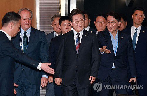 이재명 대통령, 세계정치학회 서울총회 개막식 참석(서울=연합뉴스) 홍해인 기자 = 이재명 대통령이 13일 서울 강남구 코엑스에서 열린 2025 세계정치학회(IPSA) 서울총회 개막식에 입장하고 있다. 2025.7.13 [대통령실통신사진기자단] hihong@yna.co.kr