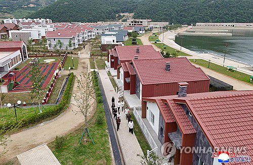 김정은, 낙원바다양식소 시찰(평양 조선중앙통신=연합뉴스) 김정은 북한 국무위원장이 지난 13일 락원군바다가양식사업소 건설장을 현지지도했다고 조선중앙통신이 14일 보도했다. 2025.7.14      [국내에서만 사용가능. 재배포 금지. For Use Only in the Republic of Korea. No Redistribution] nkphoto@yna.co.kr