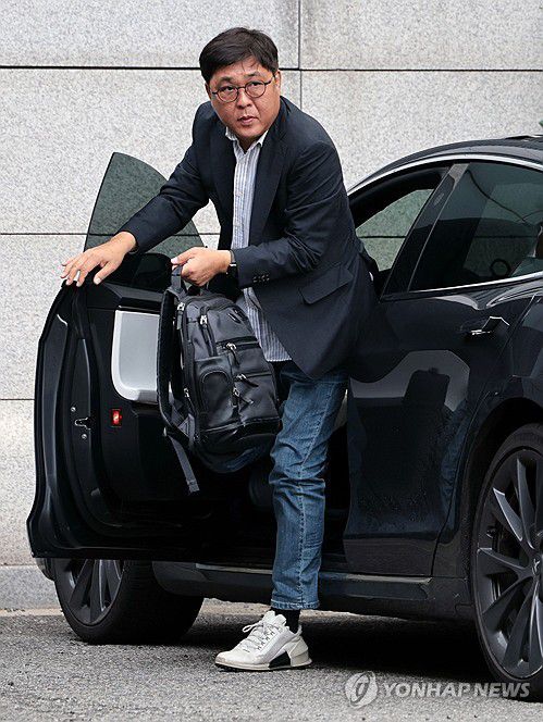 첫 출근하는 최휘영 문체부 장관 후보자(서울=연합뉴스) 김인철 기자 = 최휘영 문화체육관광부 장관 후보자가 14일 서울 종로구에 마련된 인사청문회 준비 사무실로 첫 출근하고 있다. 2025.7.14 yatoya@yna.co.kr