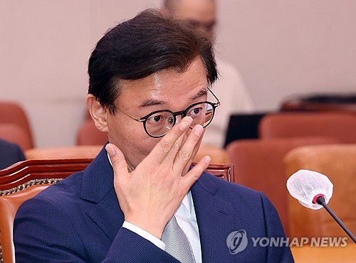 안경 고쳐쓰는 전재수(서울=연합뉴스) 박동주 기자 = 전재수 해양수산부 장관 후보자가 14일 서울 여의도 국회 농림축산식품해양수산위원회 전체회의에서 열린 인사청문회에 참석해 안경을 고쳐쓰고 있다. 2025.7.14 pdj6635@yna.co.kr