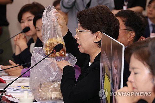 음식물 쓰레기 들고서 갑질의혹 추궁하는 이달희 의원(서울=연합뉴스) 김주성 기자 = 국민의힘 이달희 의원이 14일 국회 여성가족위원회에서 열린 강선우 여성가족부 장관에 대한 인사청문회에서 음식물 쓰레기를 들어보이며 갑질 의혹 관련해서 질문하고 있다. 2025.7.14 utzza@yna.co.kr