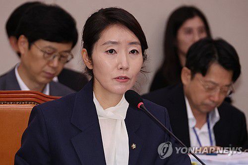 답변하는 강선우 여가부 장관 후보자(서울=연합뉴스) 김주성 기자 = 강선우 여성가족부 장관 후보자가 14일 국회 여성가족위원회에서 열린 인사청문회에서 위원의 질문에 답하고 있다. 2025.7.14 utzza@yna.co.kr