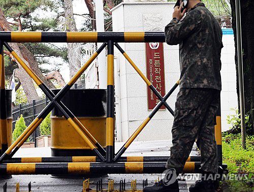 내란특검, 드론작전사령부 압수수색(포천=연합뉴스) 김병만 기자 = 내란특검팀이 드론작전사령부를 압수수색했다. 사진은 14일 오전 경기도 포천 드론사 정문. 2025.7.14 kimb01@yna.co.kr